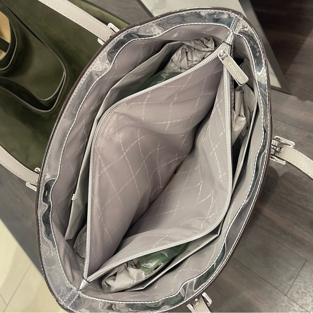 MICHAEL KORS Voyager Large Patent Logo Debossed EW Shoulder Tote Bag
Silver
NWT - Picture 8 of 16